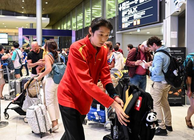 1721608207325024562.jpg 新华全媒+·巴黎奥运会|中国女排抵达巴黎(7)XxjpseC007019_20240721_PEPFN0A001.jpg